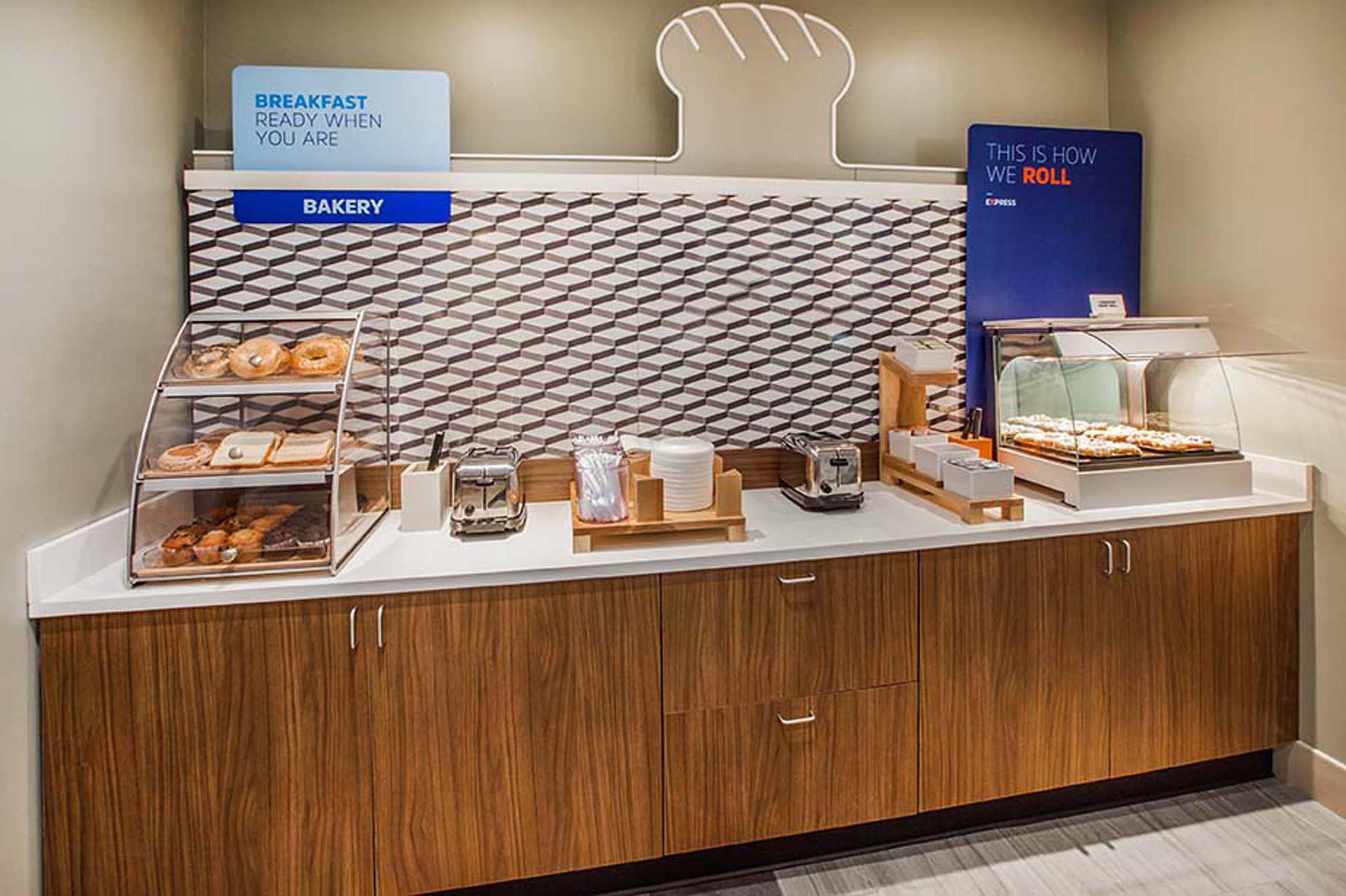 Holiday Inn Express Fredericksburg - Southpoint By Ihg Buitenkant foto