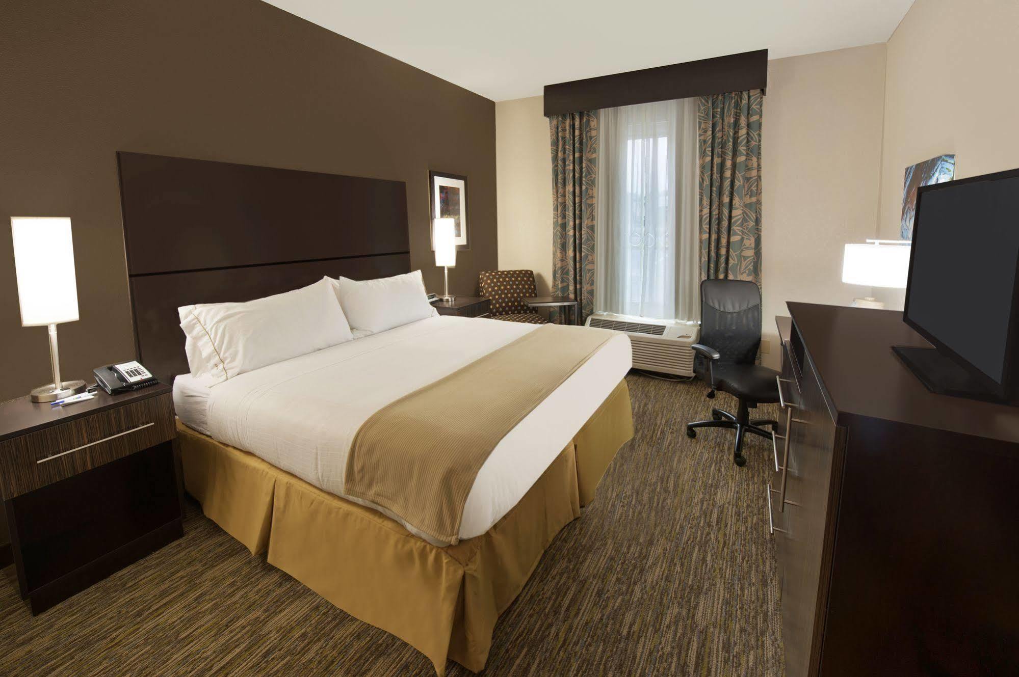 Holiday Inn Express Fredericksburg - Southpoint By Ihg Buitenkant foto